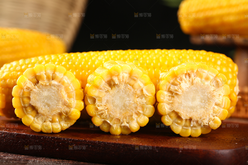 木板上的东北黄糯玉米