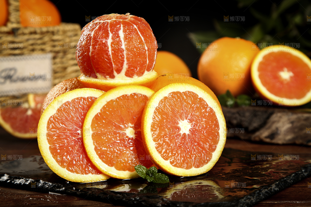 黑石板上放着中华红血橙