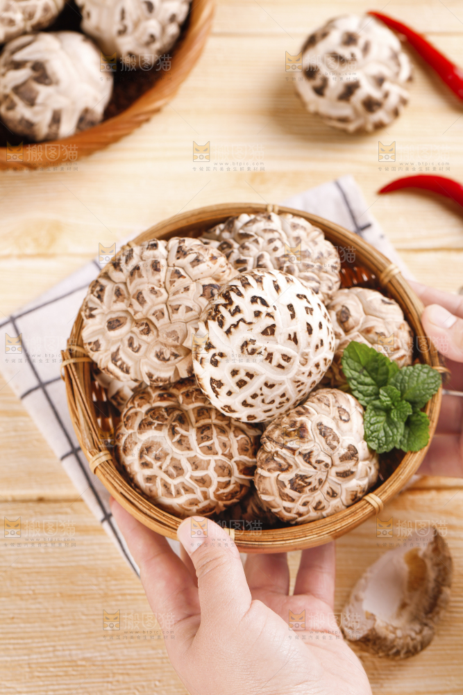 手里端着一篮冬菇