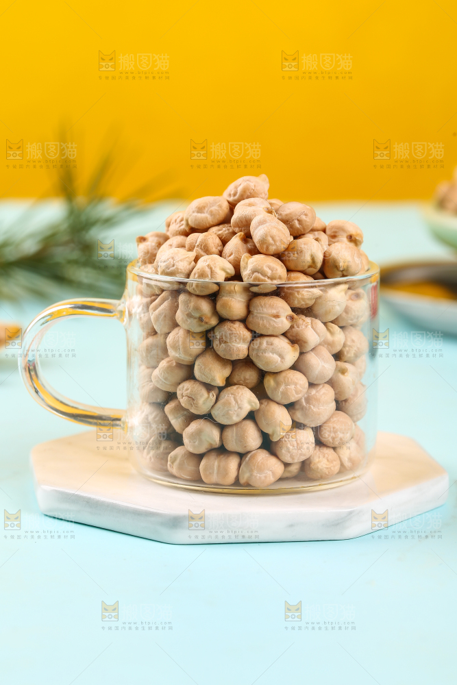 石垫上放着一杯木垒鹰嘴豆