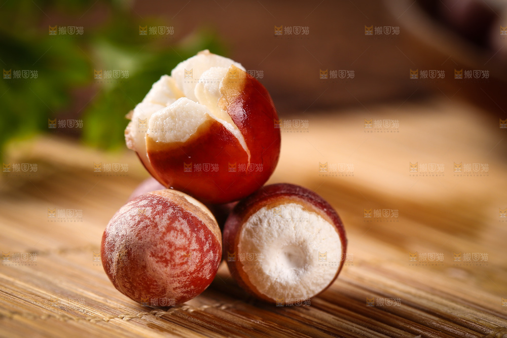 竹底上半开的芡实