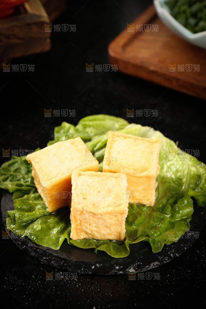 菜叶上摆放着鱼豆腐