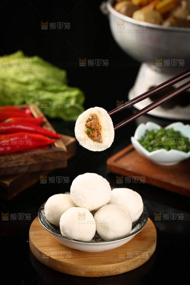 筷子上夹着包心鱼味丸