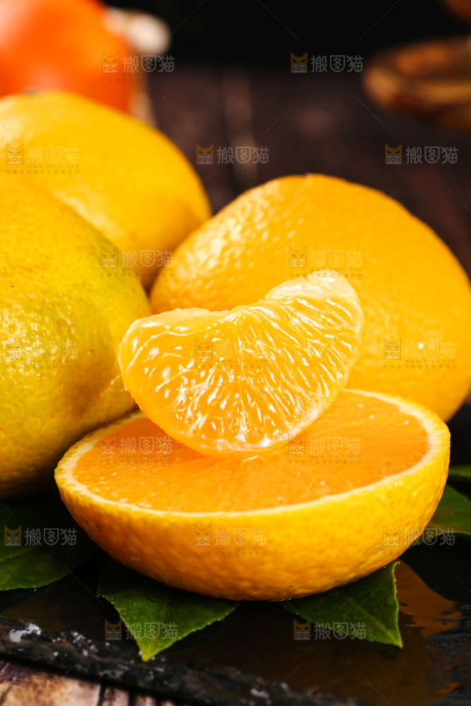 黑石板上放着一堆甜心柚