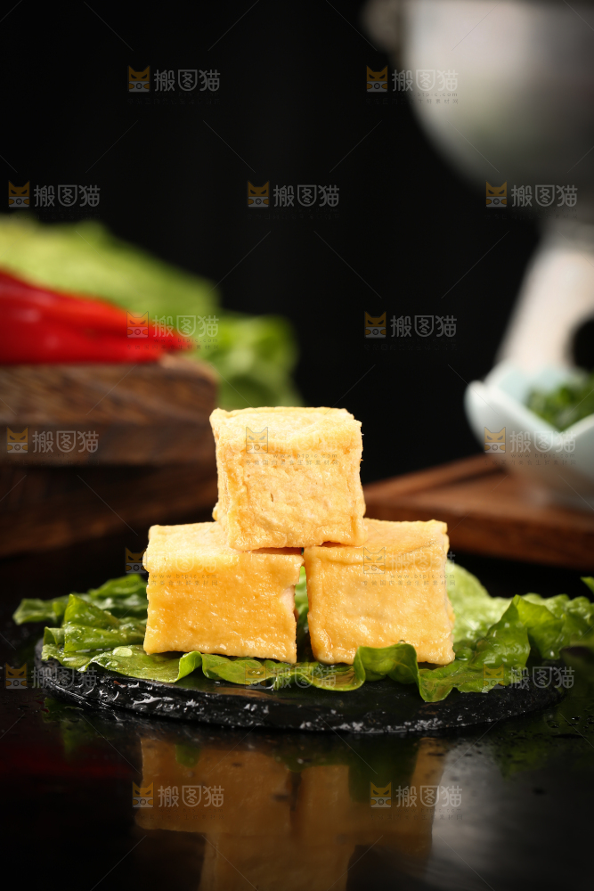 菜叶上摆放着鱼豆腐