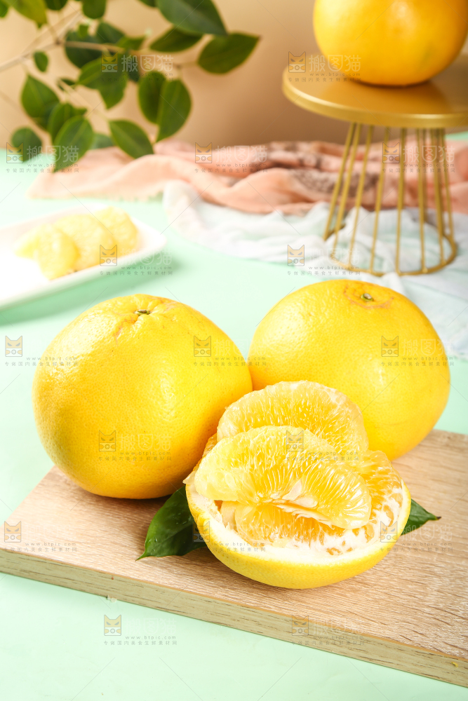 木板上的鸡尾葡萄柚