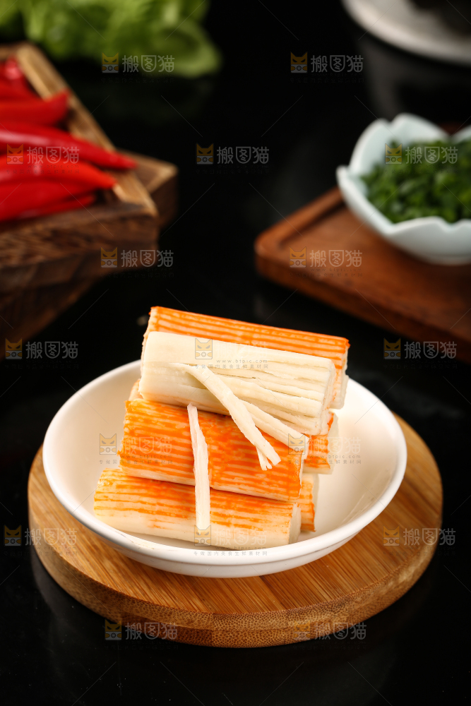 木板上一盘蟹肉棒