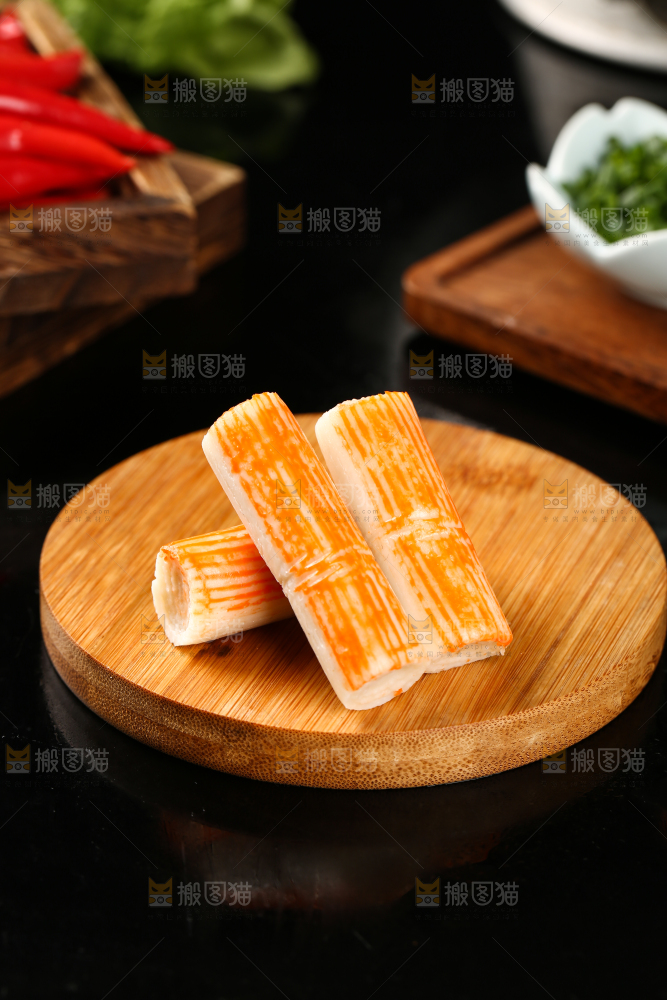 木板上摆放着蟹肉棒