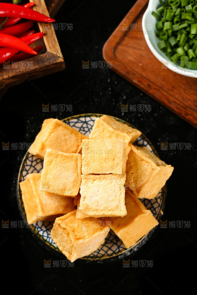 黑底上放着一盘黄金鱼豆腐