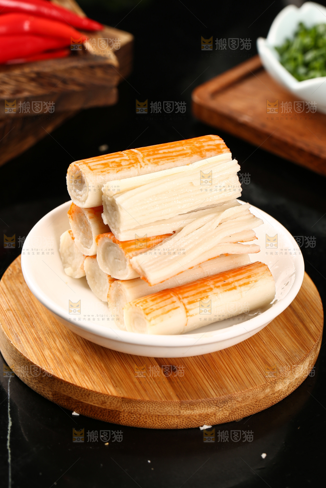 木板上一盘蟹肉棒