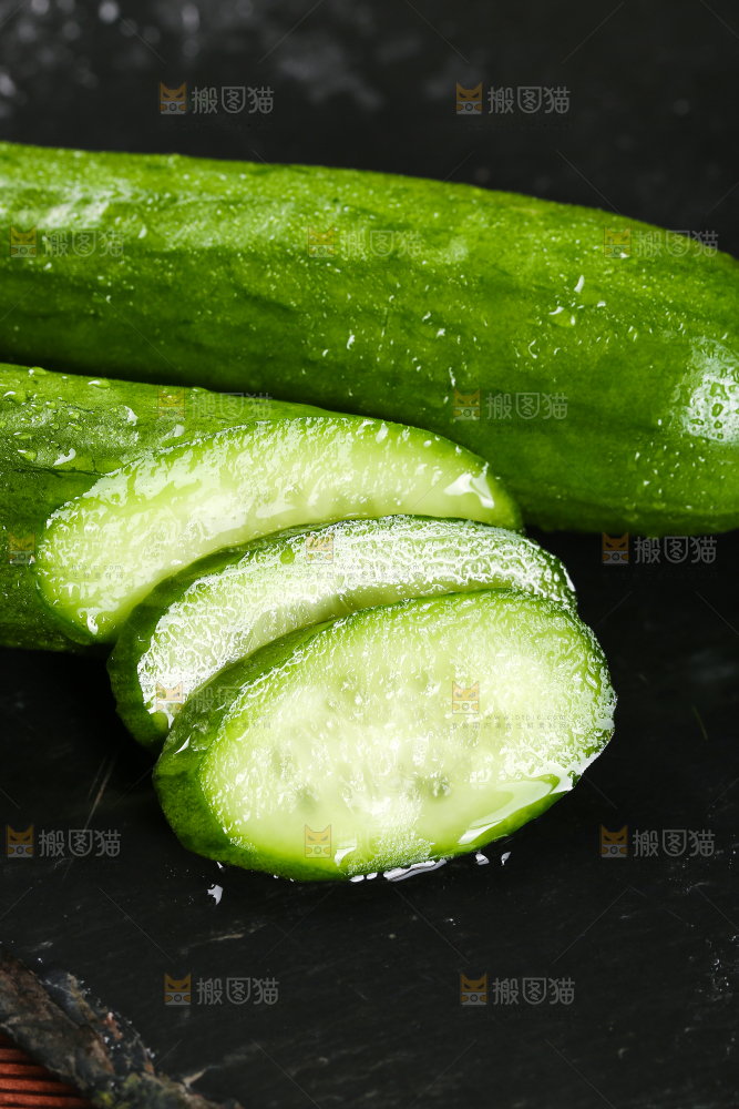 黑底上的黄瓜