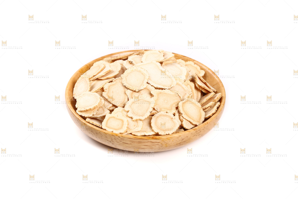 一盘西洋参片摆放在白底上