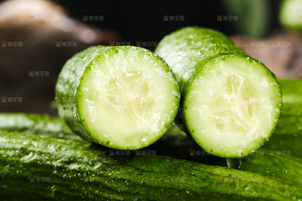 一堆无刺黄瓜