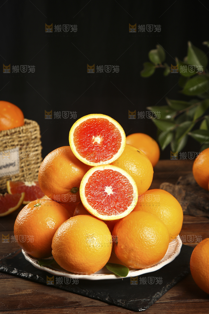 黑石板上放着一盘新鲜血橙