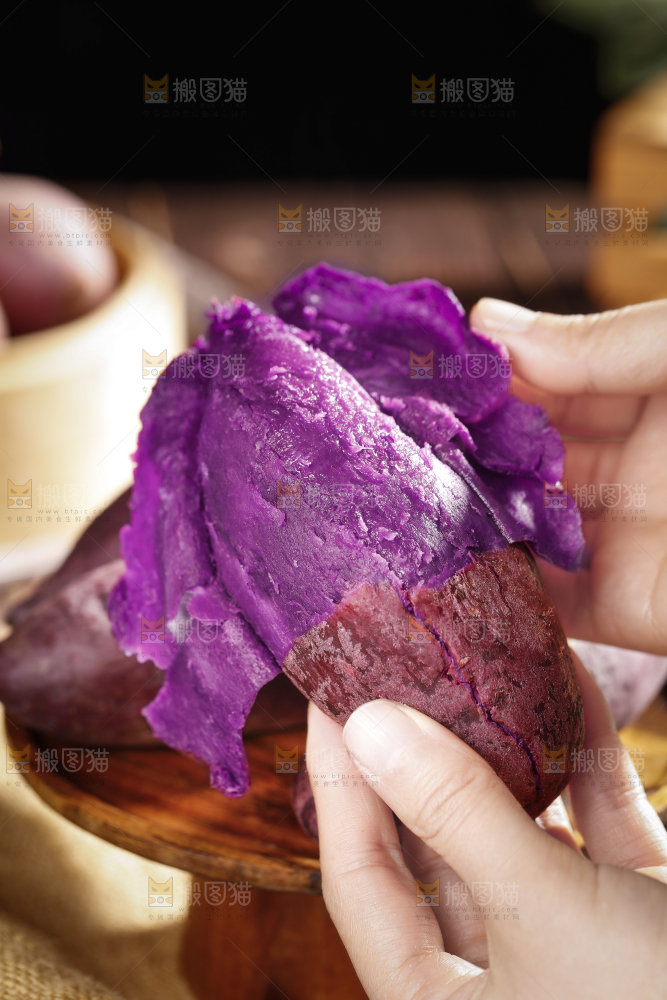 手里拿着蒸熟的紫薯