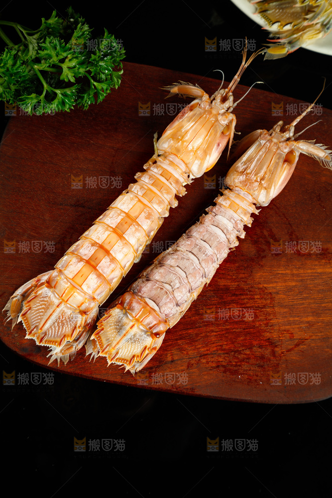 木板上放着琵琶虾