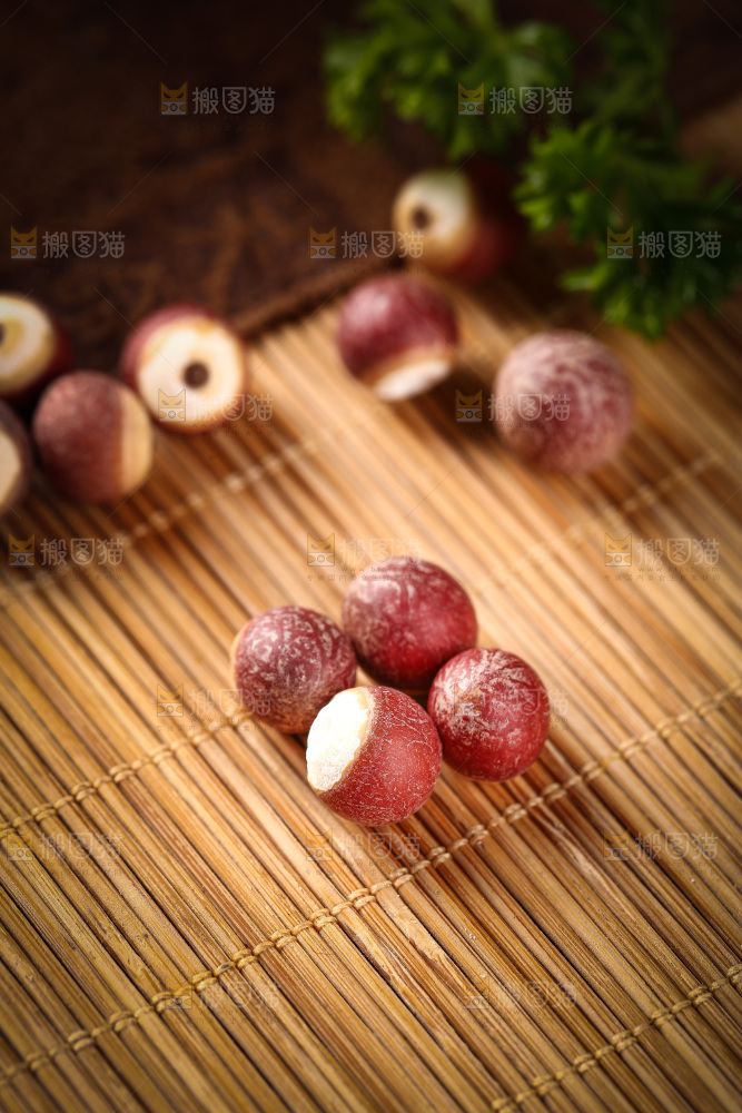 竹底上放着芡实米