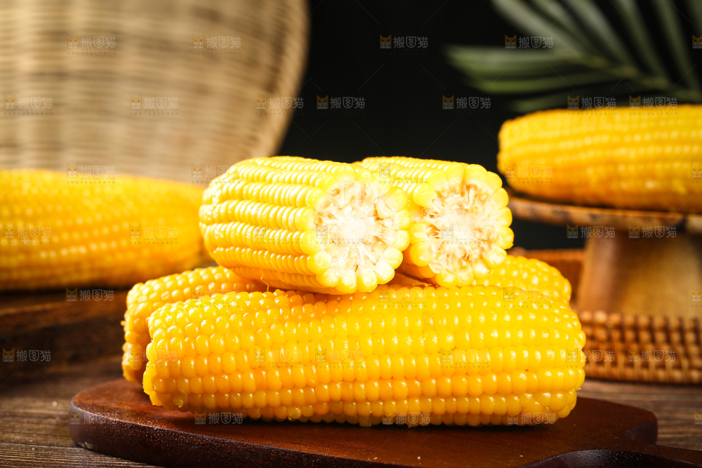 一堆玉米棒