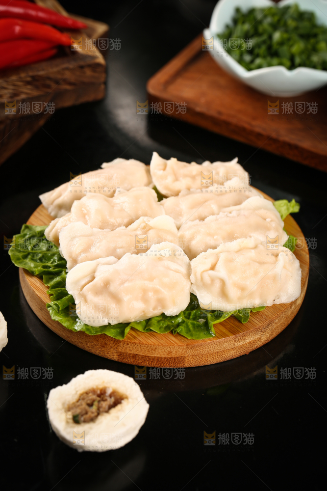 菜叶上摆放着火锅虾饺