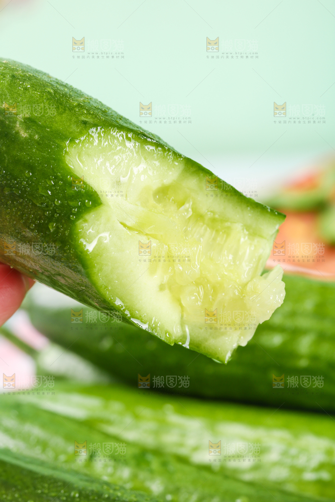 手里拿着黄瓜