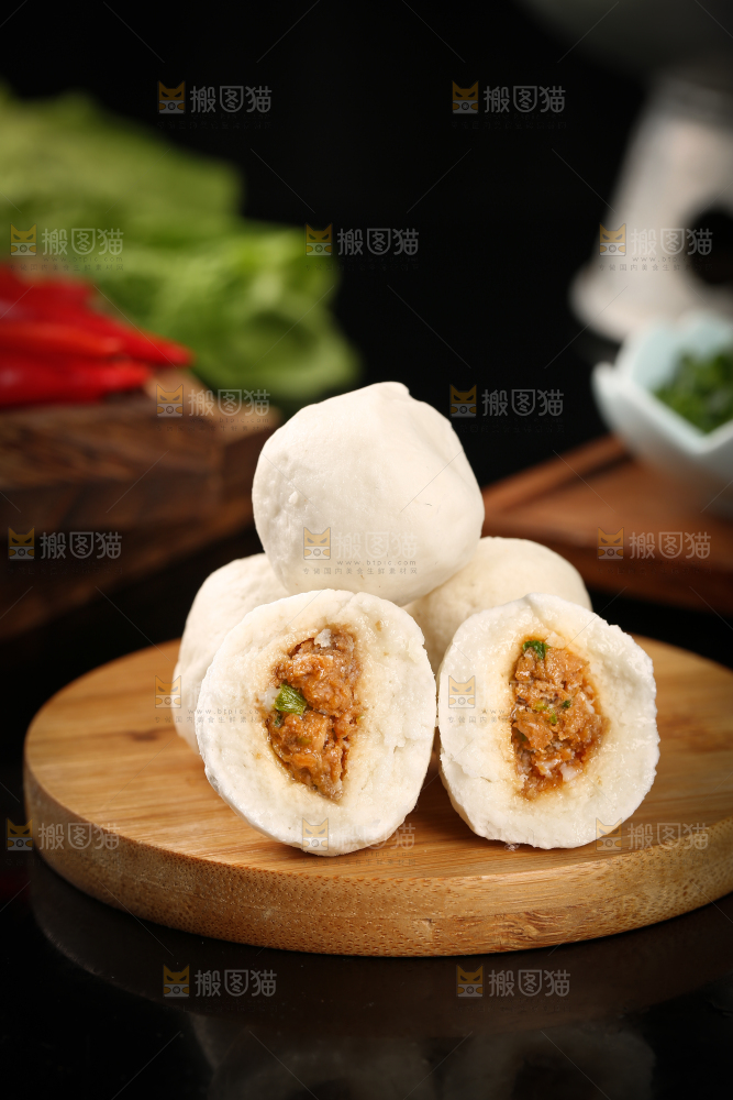木板上放着包心鱼丸