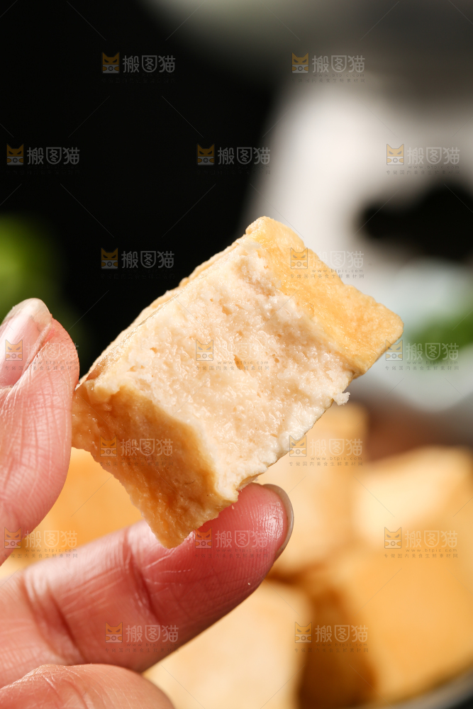 手里拿着Q鱼板