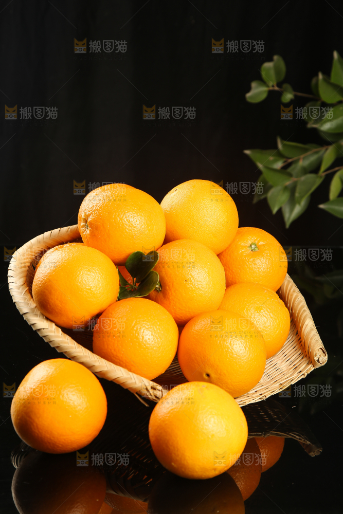 黑底上放着一簸箕赣南血橙