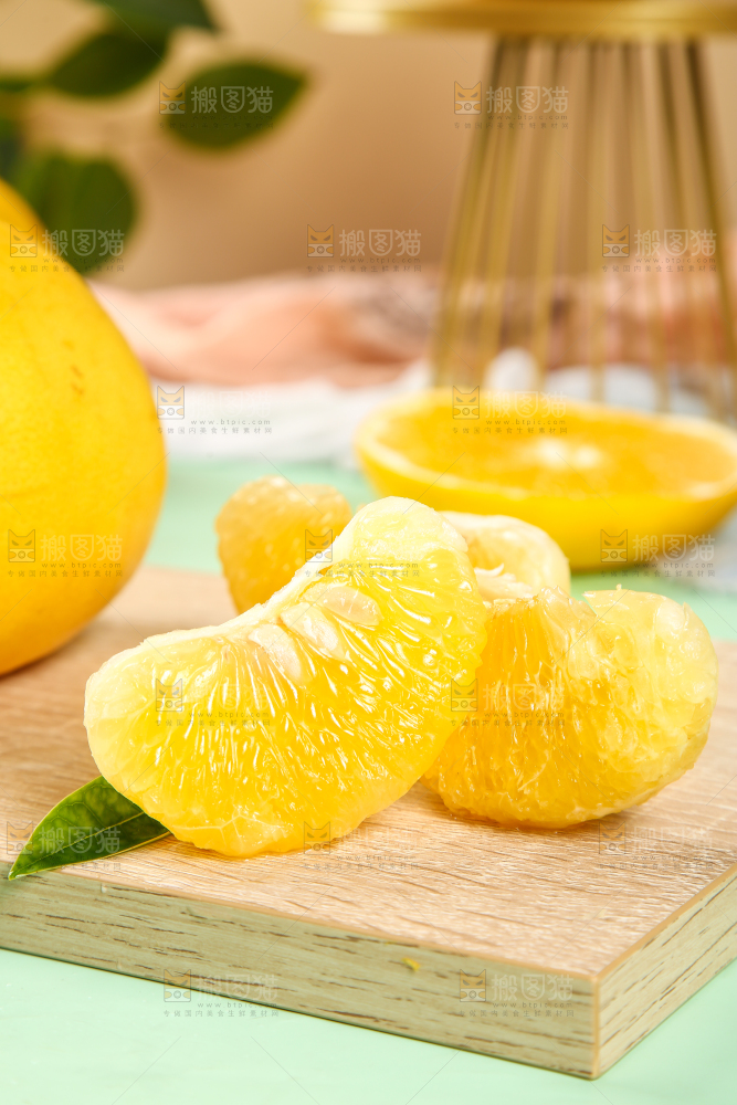 木板上的葡萄柚果肉