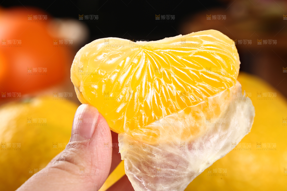 手里拿着桔柚果肉
