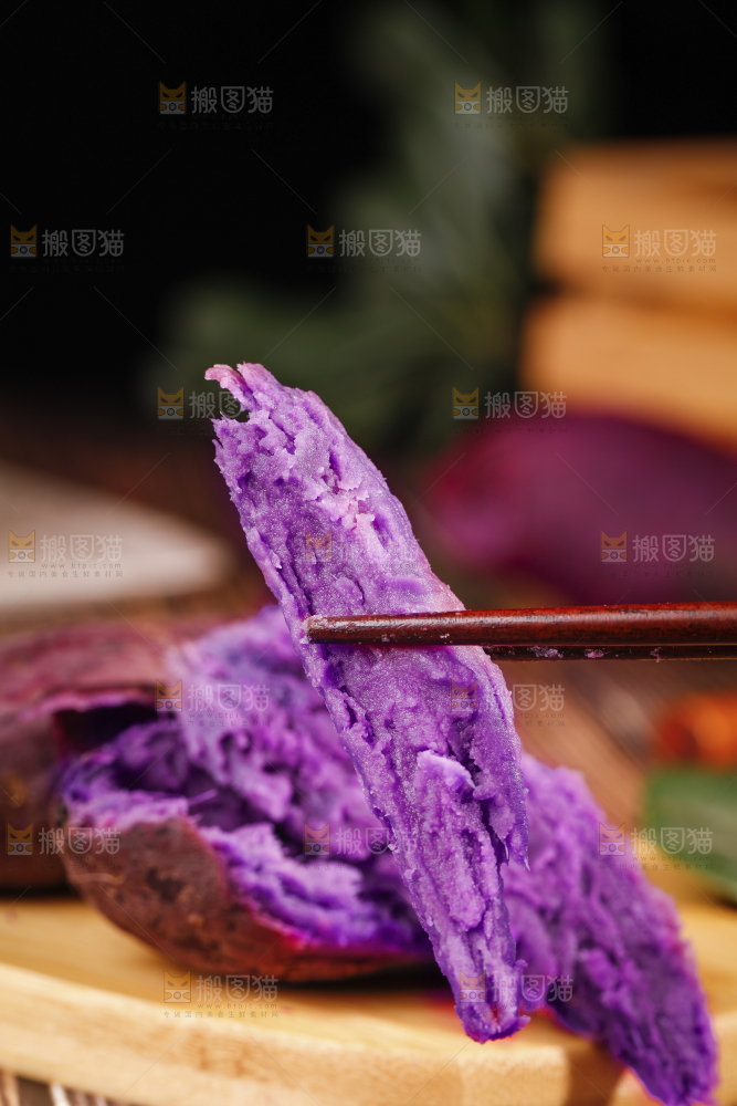 筷子上夹着紫薯