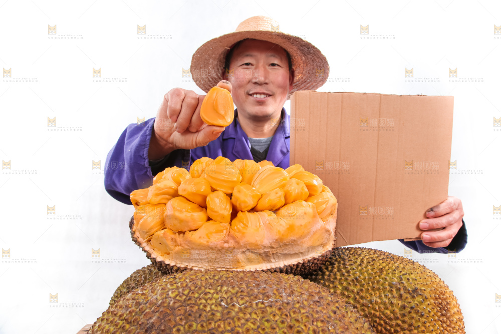 手里拿着菠萝蜜果肉