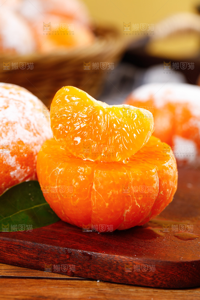 木板上放着茂谷柑果肉