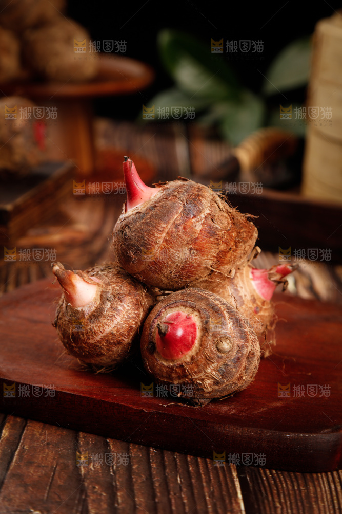 木板上放着广西红芽芋