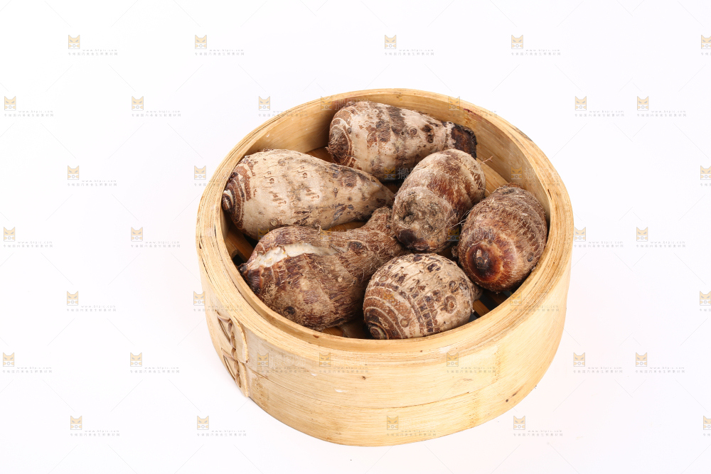 一笼蒸熟的红芽芋头