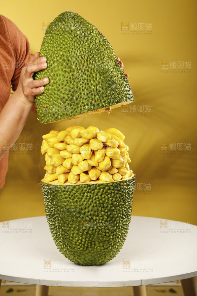 桌子上摆放着黄心菠萝蜜