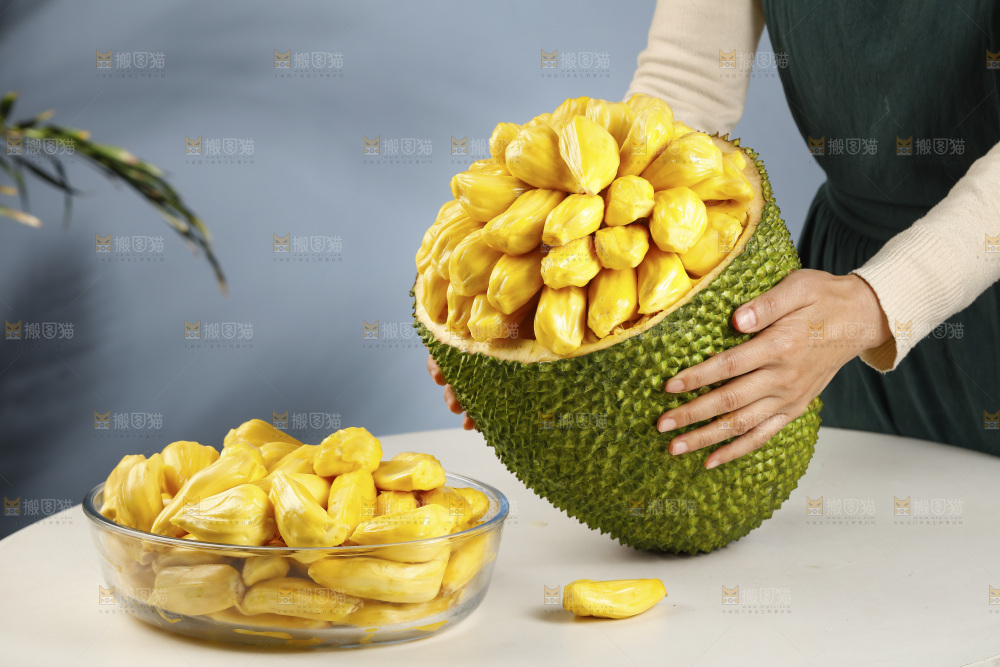 桌子上放着海南黄肉菠萝蜜