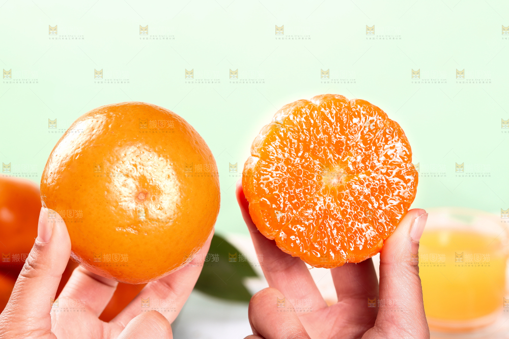 手里拿着沃柑