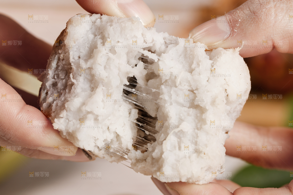 手里拿着蒸熟的小芋头