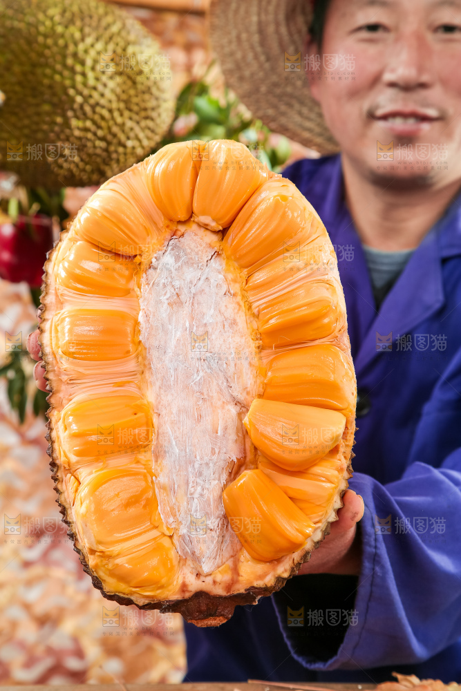 手里捧着半边红肉菠萝蜜