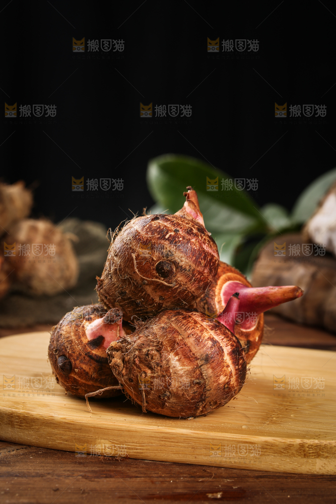 木板上放着红嘴芋头