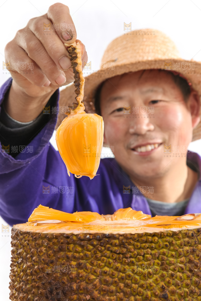 手里拿着菠萝蜜果肉