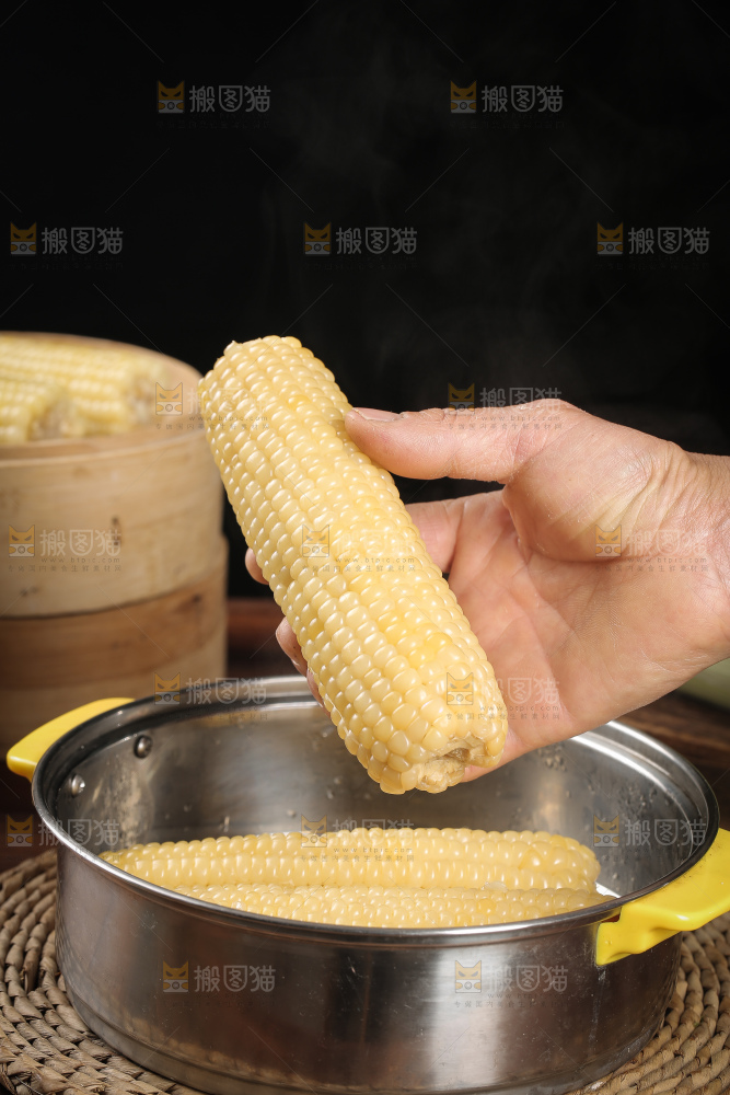 蒸熟的白糯玉米