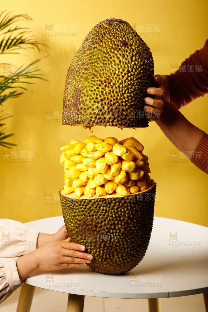 桌子上摆放着黄心菠萝蜜