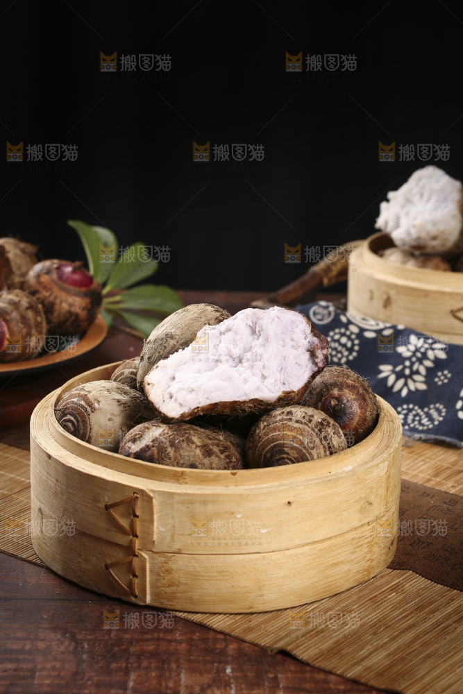 一笼蒸熟的红芽芋头
