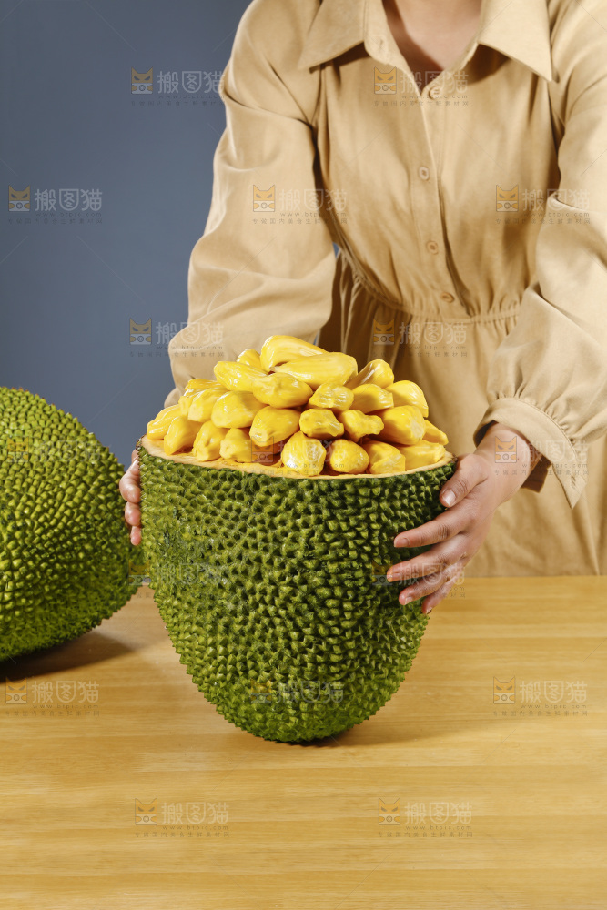 手里抱着海南黄肉菠萝蜜
