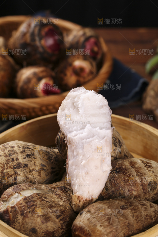 一笼蒸熟的红芽芋头