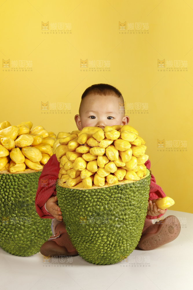 孩子吃着黄肉菠萝蜜