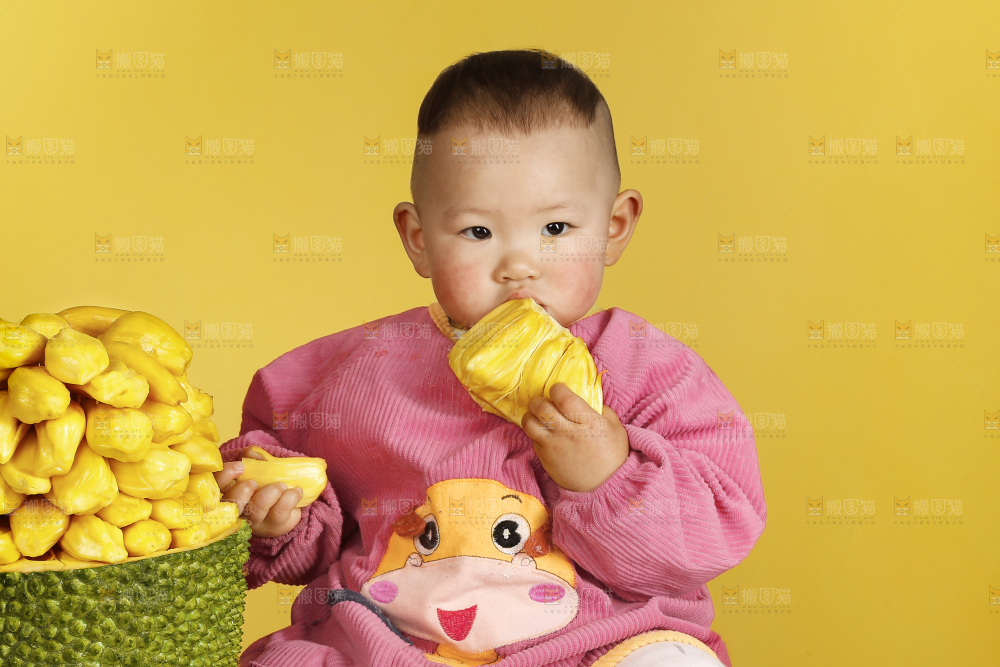 儿童和黄肉菠萝蜜