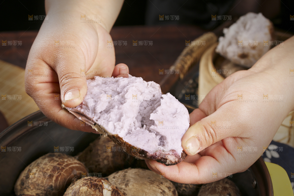 手里拿着蒸熟的芋头