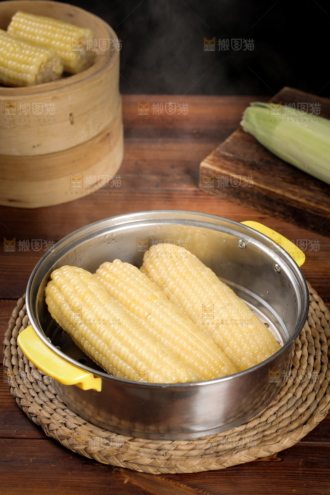 蒸熟的白糯玉米